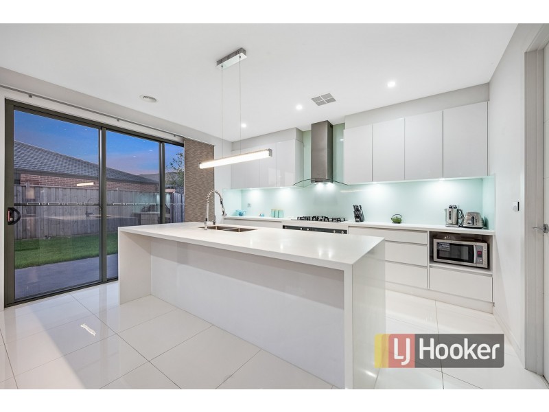 67 Linden Tree Way, Cranbourne North VIC 3977