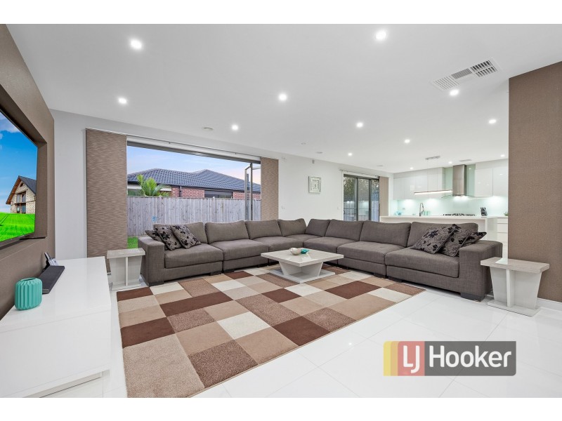 67 Linden Tree Way, Cranbourne North VIC 3977