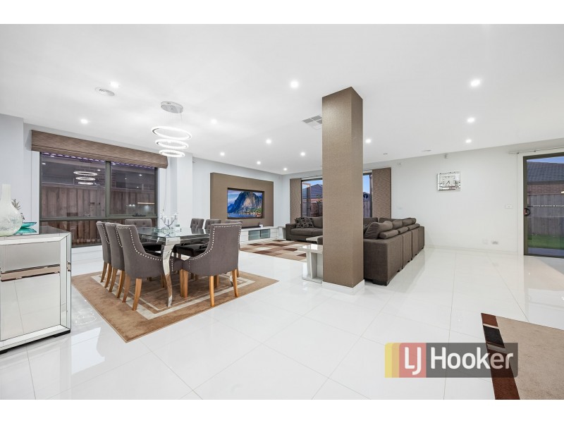 67 Linden Tree Way, Cranbourne North VIC 3977