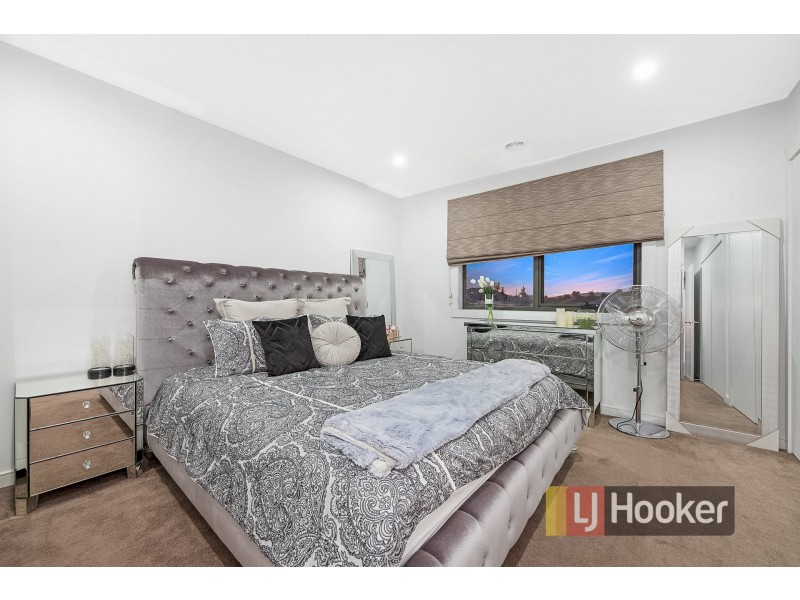 67 Linden Tree Way, Cranbourne North VIC 3977