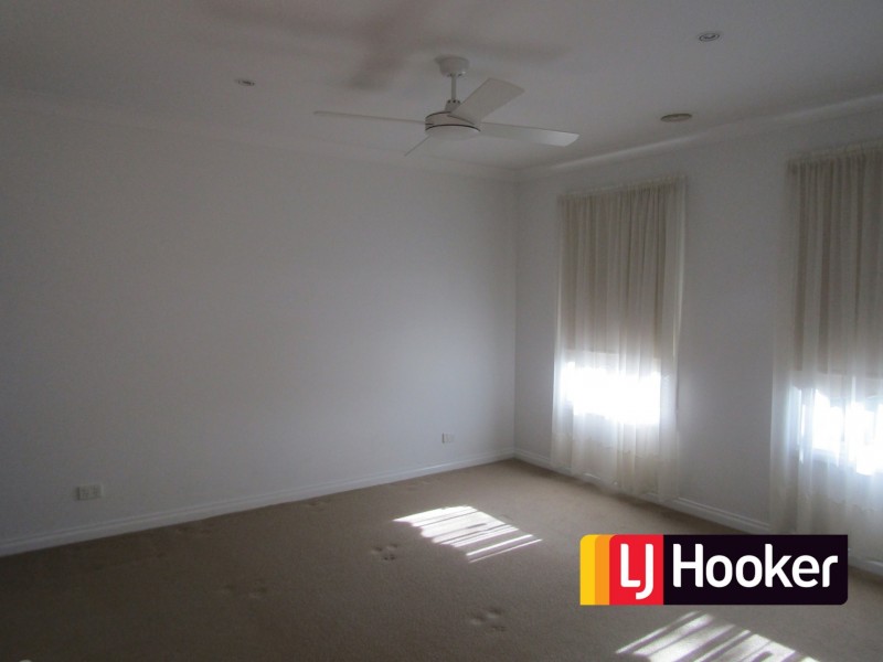 25 Lindsay Crescent, Lynbrook VIC 3975