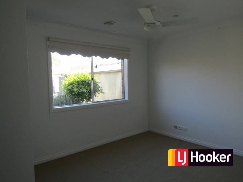 25 Lindsay Crescent, Lynbrook VIC 3975