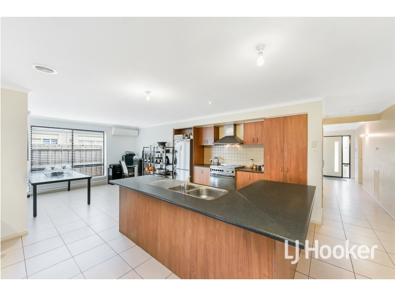 40 Taplan Crescent, Cranbourne West VIC 3977