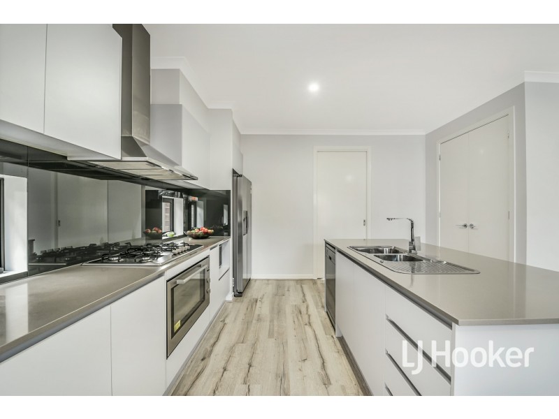 118 Lineham Drive, Cranbourne East VIC 3977