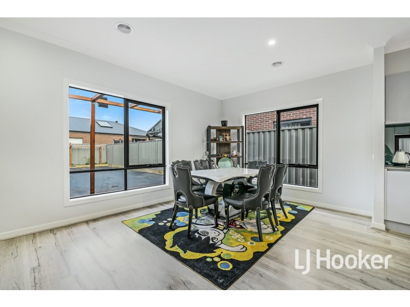 118 Lineham Drive, Cranbourne East VIC 3977