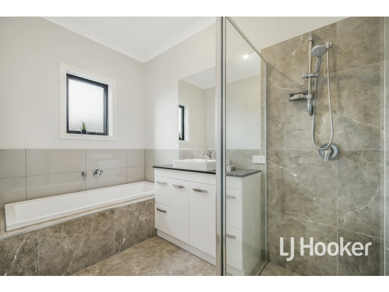 118 Lineham Drive, Cranbourne East VIC 3977