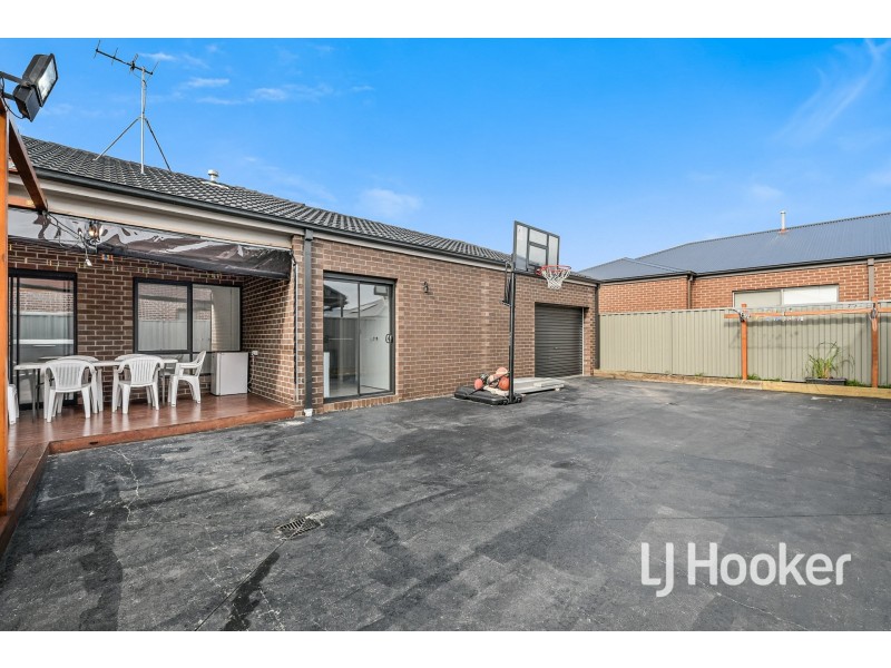 118 Lineham Drive, Cranbourne East VIC 3977