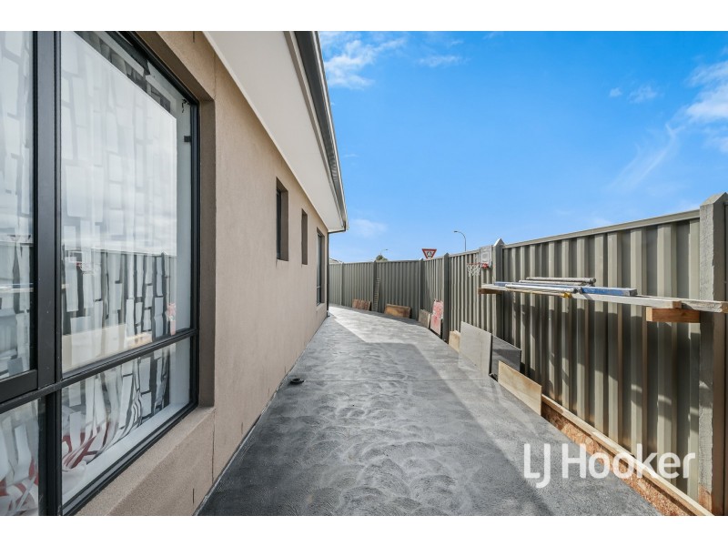 118 Lineham Drive, Cranbourne East VIC 3977
