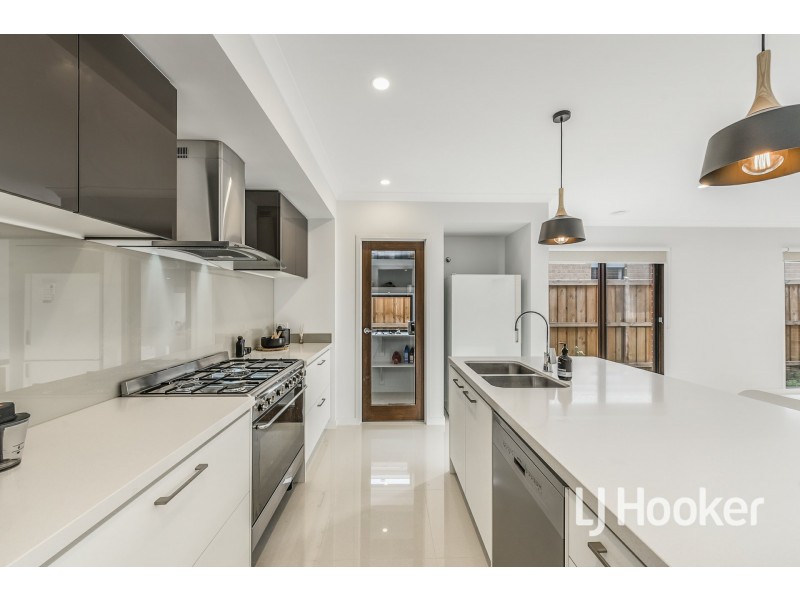 61 Castillo Avenue, Clyde North VIC 3978