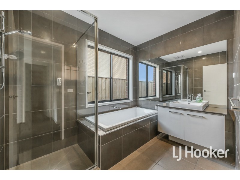 61 Castillo Avenue, Clyde North VIC 3978