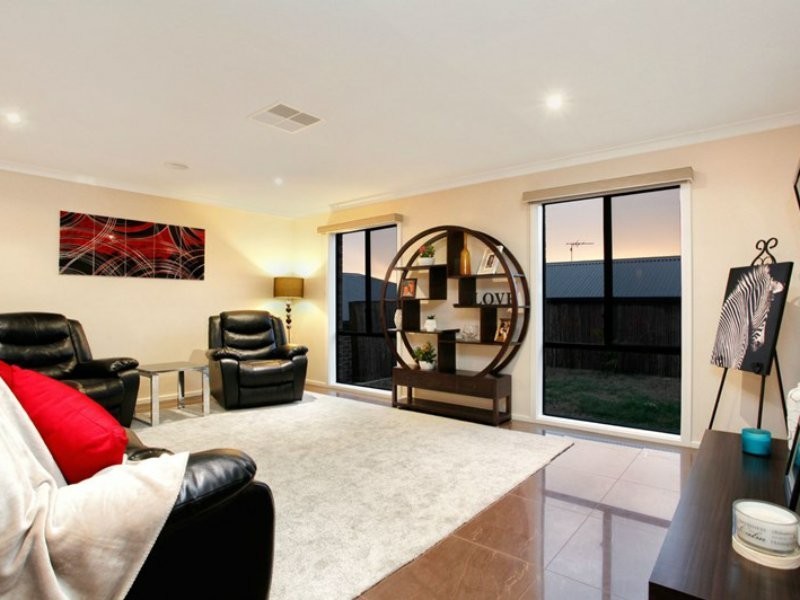 27 Windermere Boulevard, Pakenham VIC 3810