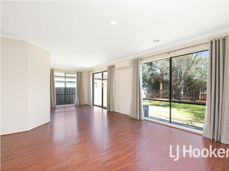 4 Thames Court, Cranbourne East VIC 3977