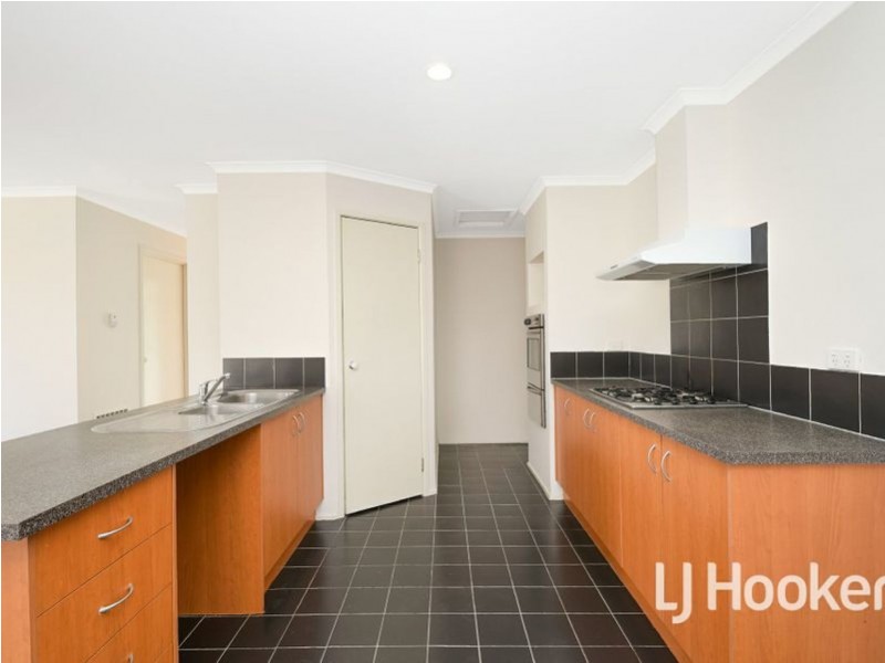 4 Thames Court, Cranbourne East VIC 3977