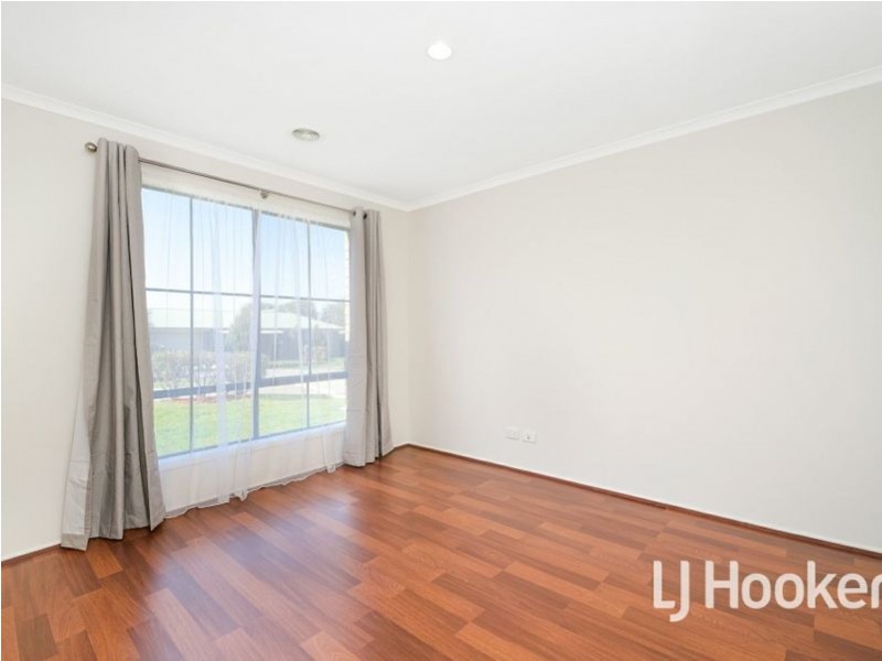 4 Thames Court, Cranbourne East VIC 3977
