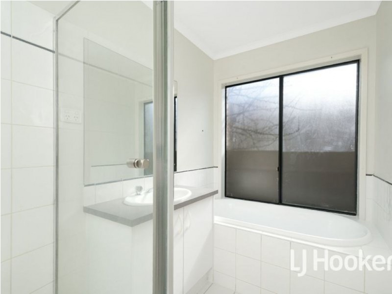 4 Thames Court, Cranbourne East VIC 3977