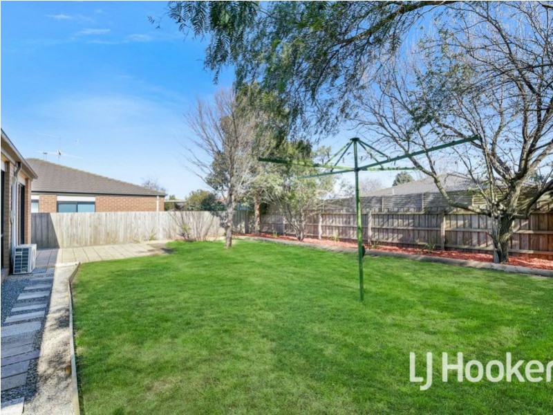 4 Thames Court, Cranbourne East VIC 3977