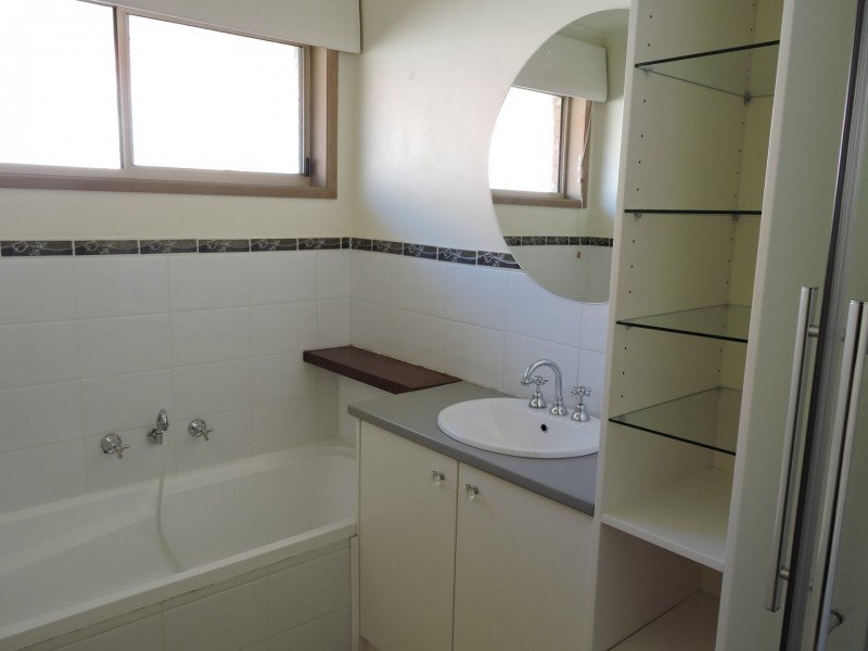 8 Sheffield Close, Pakenham VIC 3810