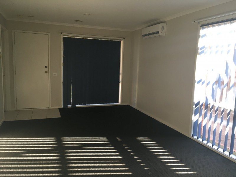 90 Oaktree Drive, Hampton Park VIC 3976