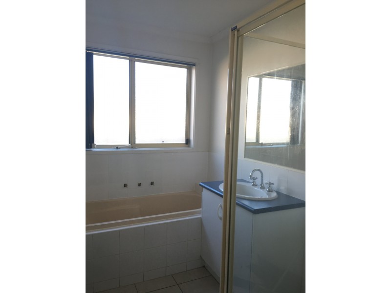 90 Oaktree Drive, Hampton Park VIC 3976