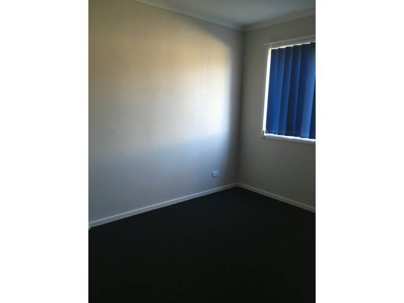 90 Oaktree Drive, Hampton Park VIC 3976