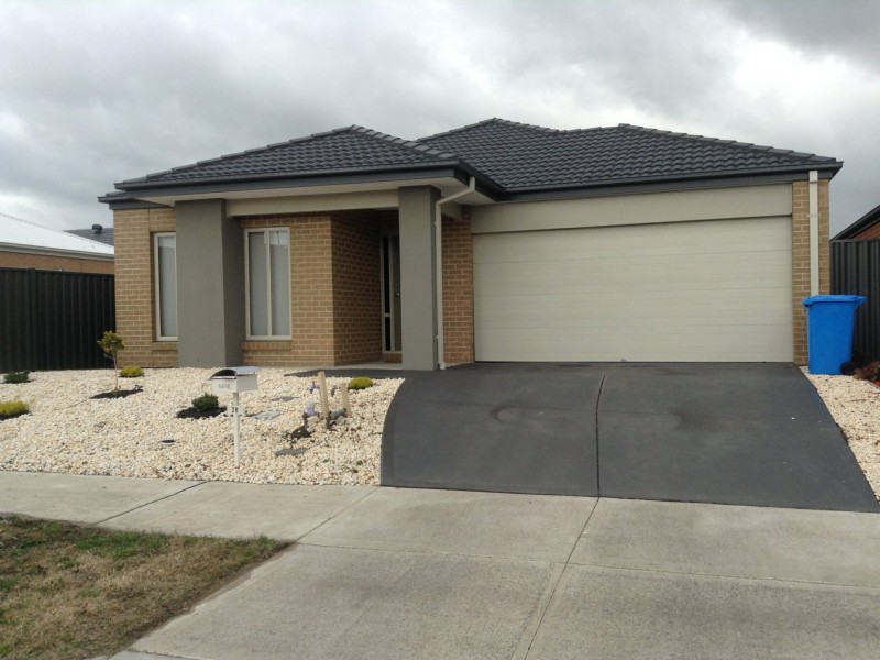 28 Burchill Avenue, Cranbourne East VIC 3977