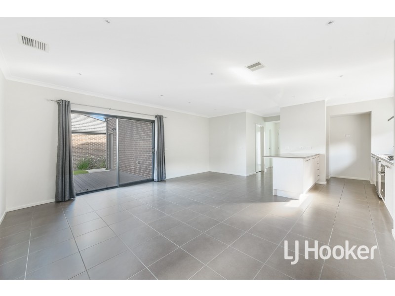 9 Heathland Circuit, Cranbourne East VIC 3977