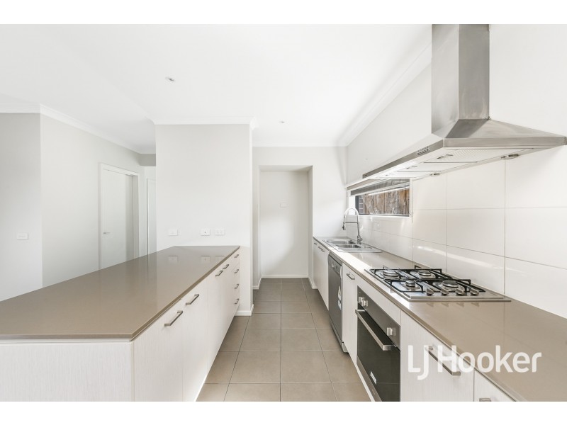 9 Heathland Circuit, Cranbourne East VIC 3977