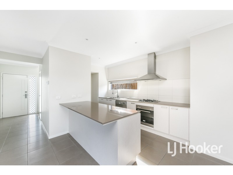 9 Heathland Circuit, Cranbourne East VIC 3977