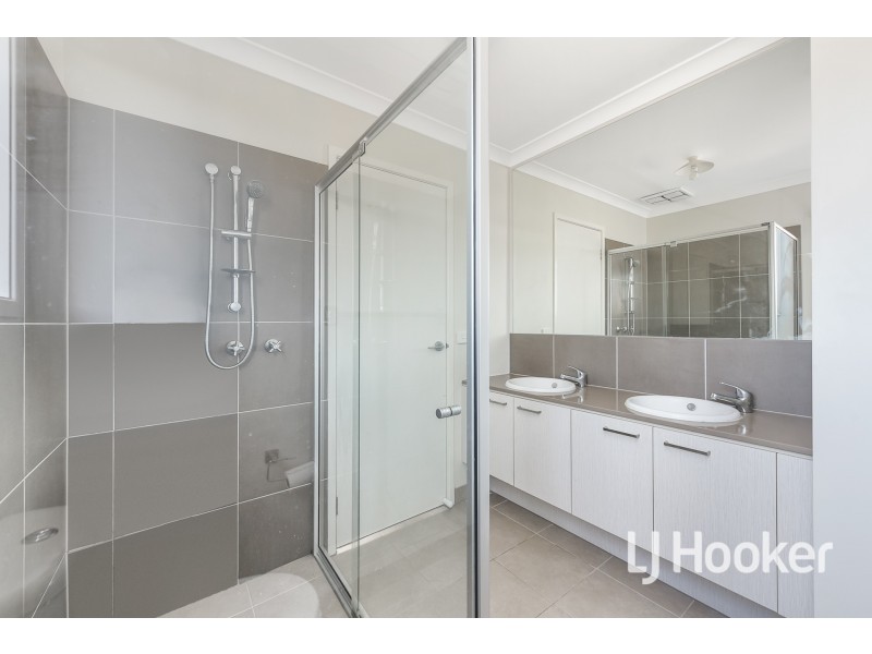 9 Heathland Circuit, Cranbourne East VIC 3977