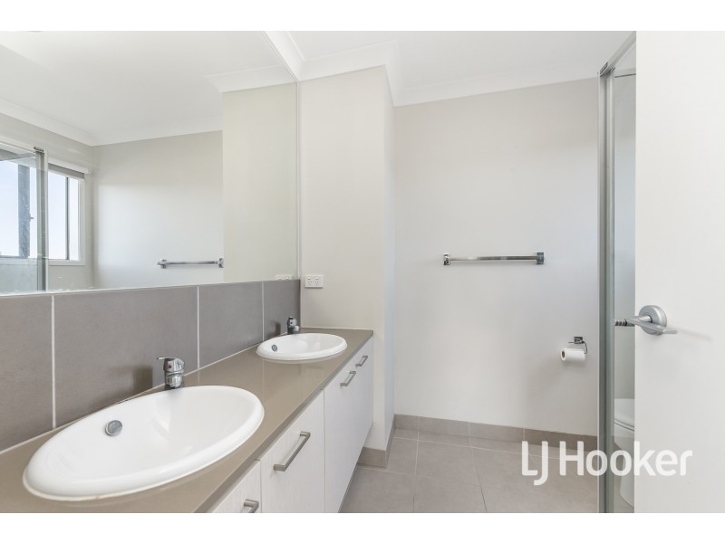 9 Heathland Circuit, Cranbourne East VIC 3977