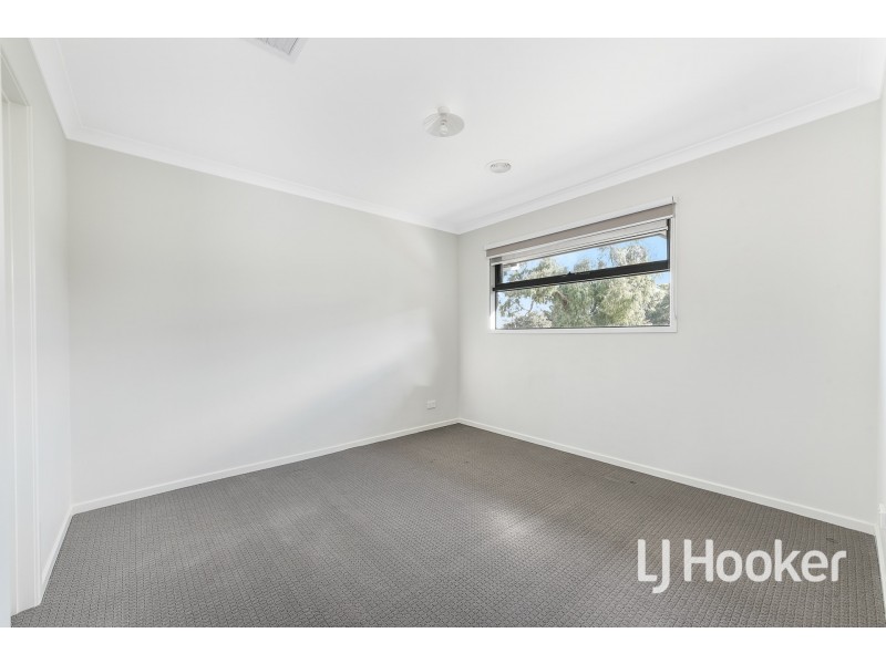 9 Heathland Circuit, Cranbourne East VIC 3977
