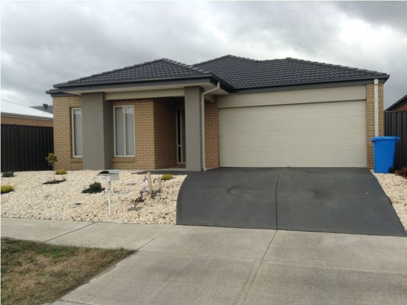 28 Burchill Avenue, Cranbourne East VIC 3977