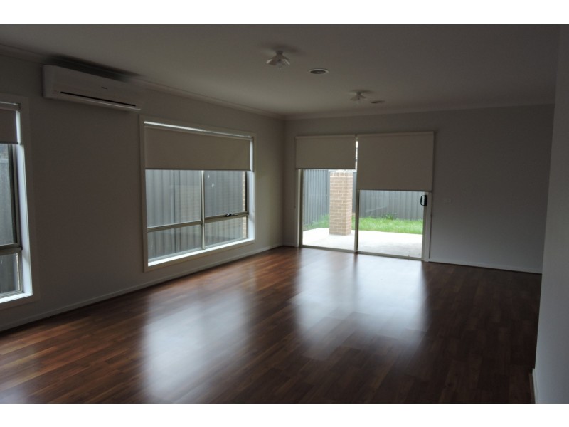 28 Burchill Avenue, Cranbourne East VIC 3977