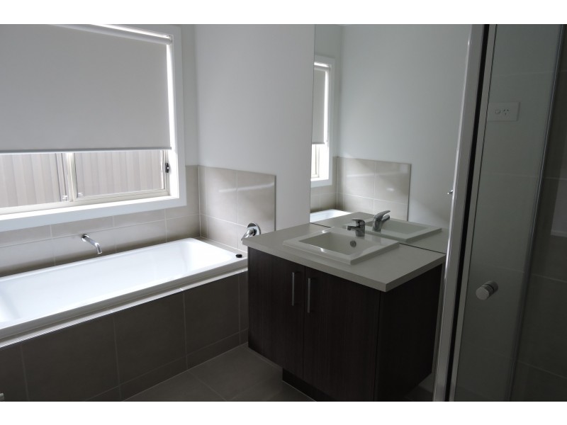 28 Burchill Avenue, Cranbourne East VIC 3977