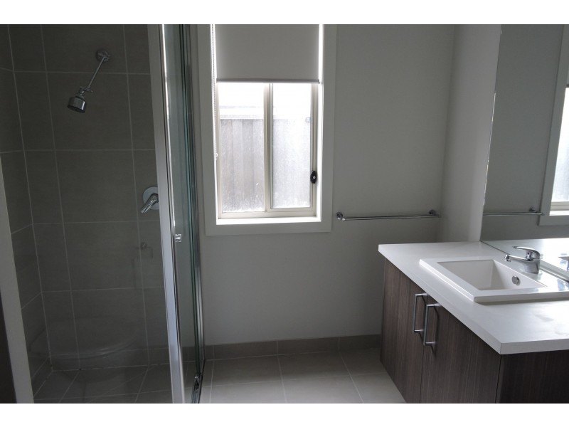 28 Burchill Avenue, Cranbourne East VIC 3977
