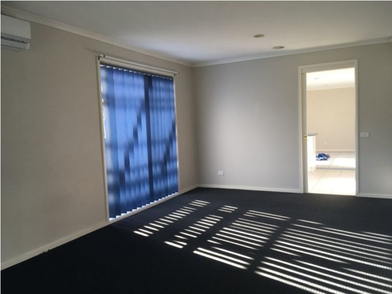 90 Oaktree Drive, Hampton Park VIC 3976