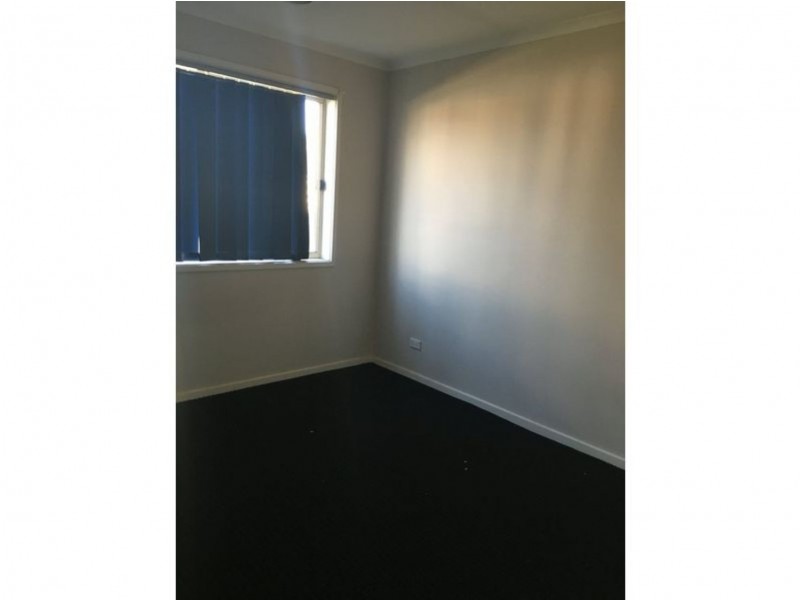 90 Oaktree Drive, Hampton Park VIC 3976