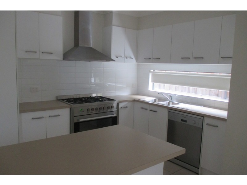 10 Damper Way, Lynbrook VIC 3975