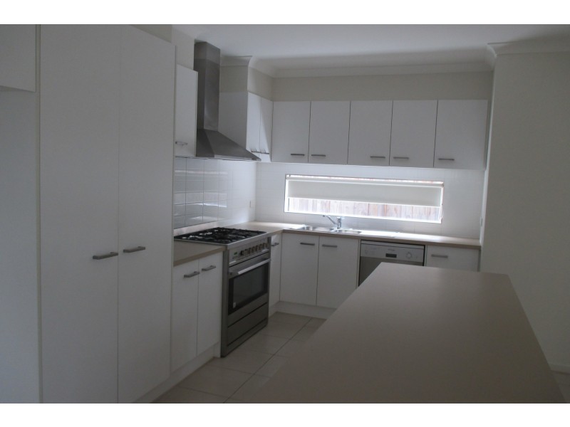 10 Damper Way, Lynbrook VIC 3975
