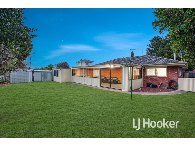 5 Kinloch Gardens, Endeavour Hills VIC 3802
