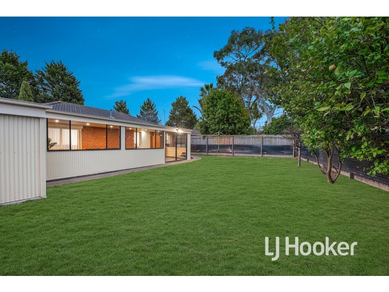 5 Kinloch Gardens, Endeavour Hills VIC 3802