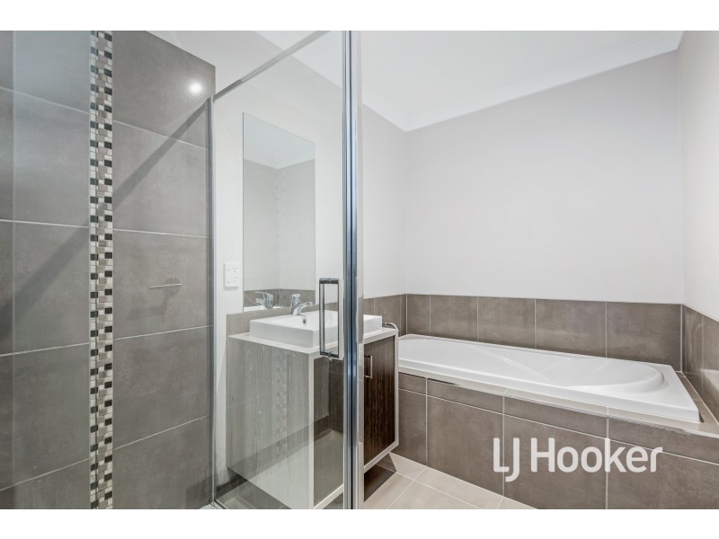 67 Fiorelli Boulevard, Cranbourne East VIC 3977