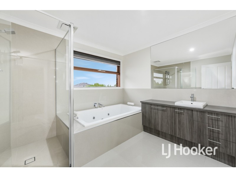 39 Cedarwood Crescent, Berwick VIC 3806