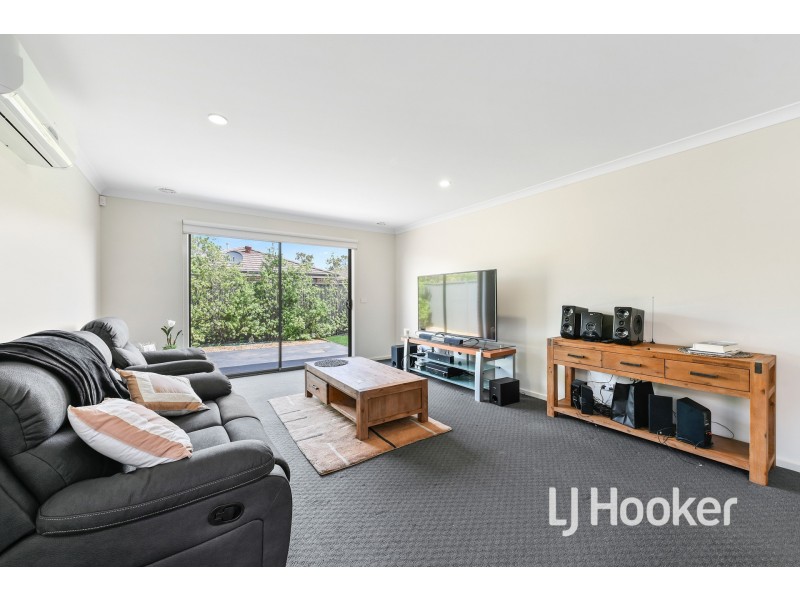 10 Hestia Avenue, Cranbourne West VIC 3977