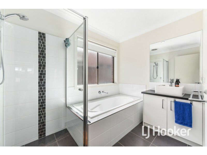 10 Hestia Avenue, Cranbourne West VIC 3977