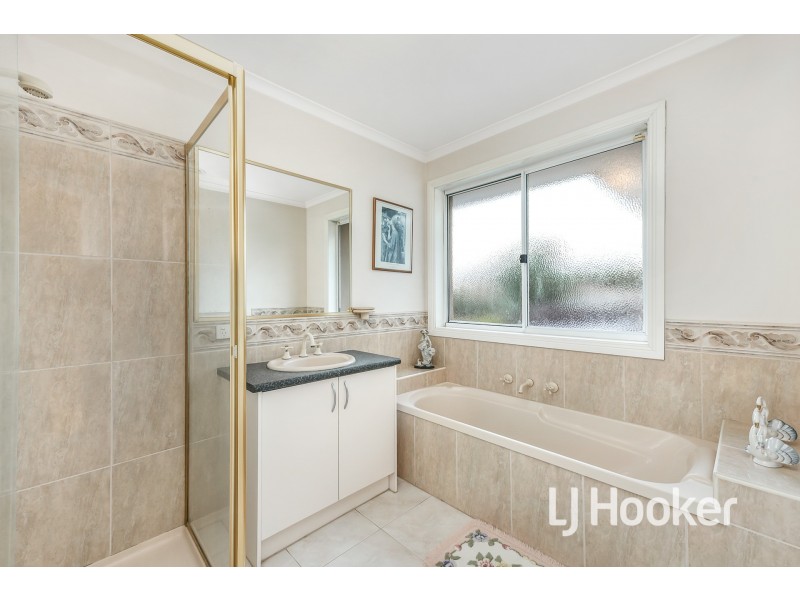 28 Lake View Drive, Narre Warren South VIC 3805