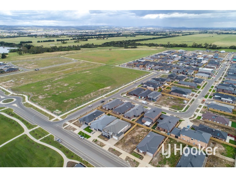 61 Ferdinand Drive, Clyde North VIC 3978