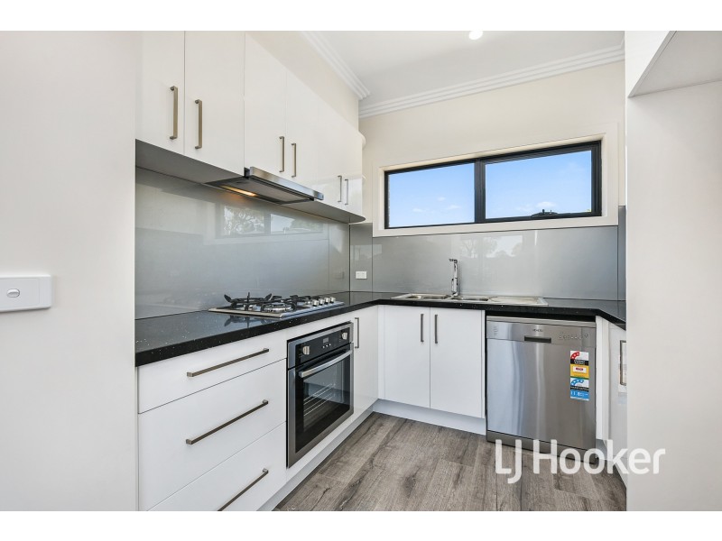 2/15 Ainsleigh Court, Cranbourne VIC 3977