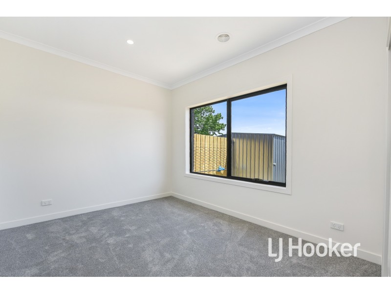 2/15 Ainsleigh Court, Cranbourne VIC 3977