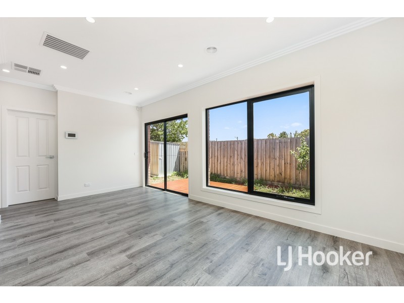 2/15 Ainsleigh Court, Cranbourne VIC 3977